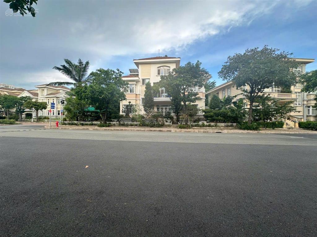 Bán căn biệt thự góc 3 mặt khu chateau phú mỹ hưng, q7. dt 759,8m2, giá 300 tỷ. 0918 697 ***