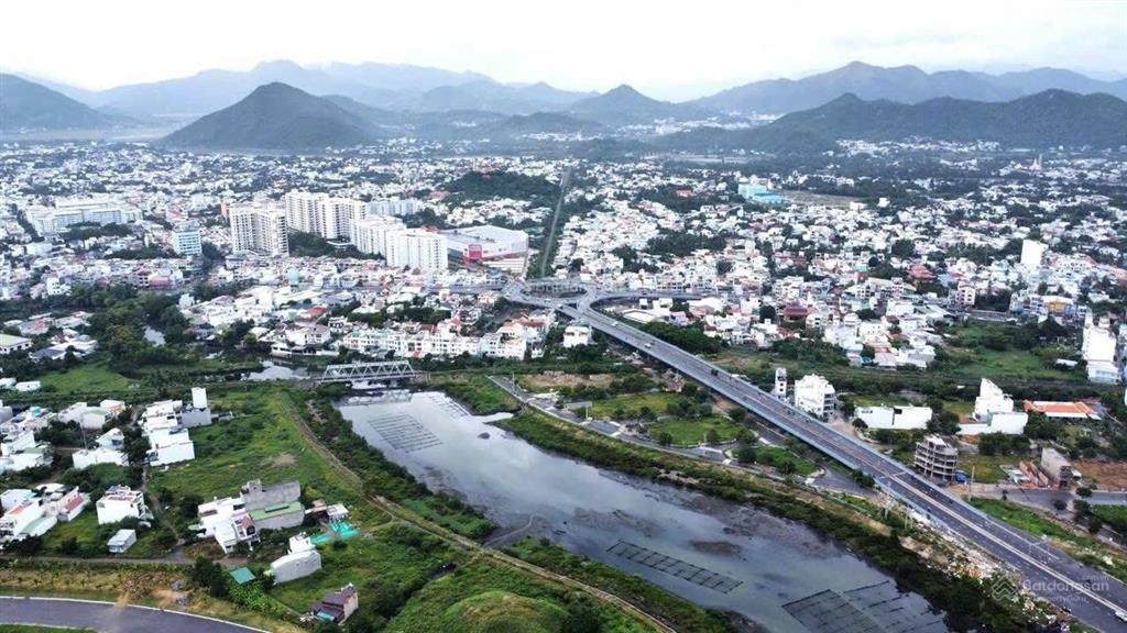Mặt tiền đường bờ kè sông quán trường chỉ 43tr/m2 cho lô đất trực diện view sông sổ hồng, xd tự do