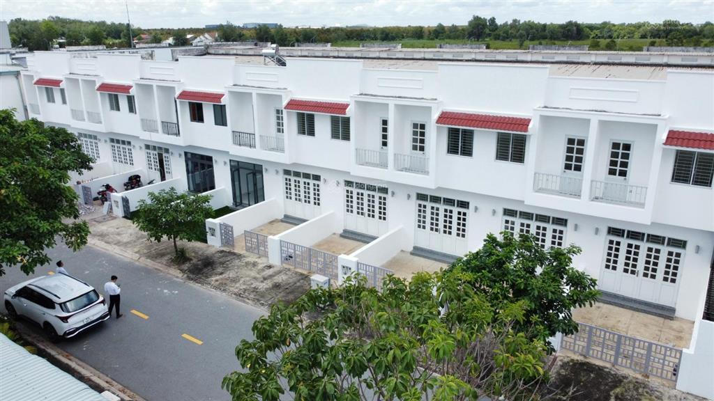 Nhà phố 1 trệt 1 lầu đang có hđ thuê 10 triệu/tháng, sổ sẵn công chứng ngay, ngon luôn