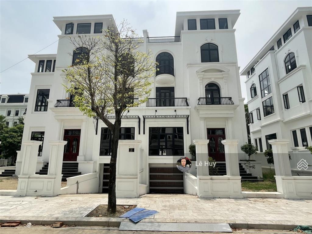 Vip bán căn biệt thự rộng 271,5m2, hướng đông, 4 tầng nổi và 1 tầng hầm. 0987 765 ***
