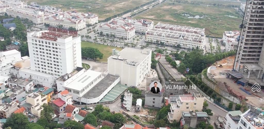Đất bãi cháy rộng sau khách sạn hoàng gia