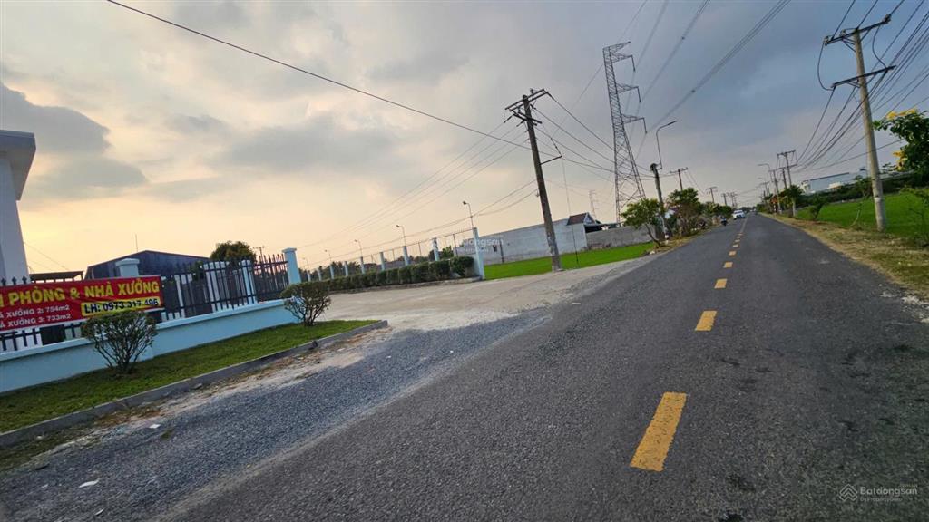 Bán gấp đất thổ cư đường bê tông, sổ đỏ sẵn, hướng đông, cách ql1a chỉ 1km, giá siêu tốt