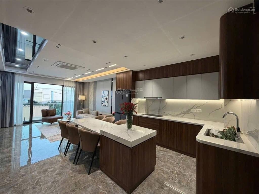 Bán nhà lâm hạ, khu vip long biên, 7 tầng 50m thang máy, ô tô 7 chỗ vào nhà, full nội thất.