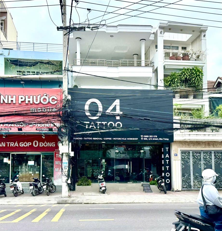 Bán nhà phố 3 tầng, mặt tiền đường 2/4, gần chợ, phù hợp vừa ở vừa kinh doanh, hiện đang cho thuê