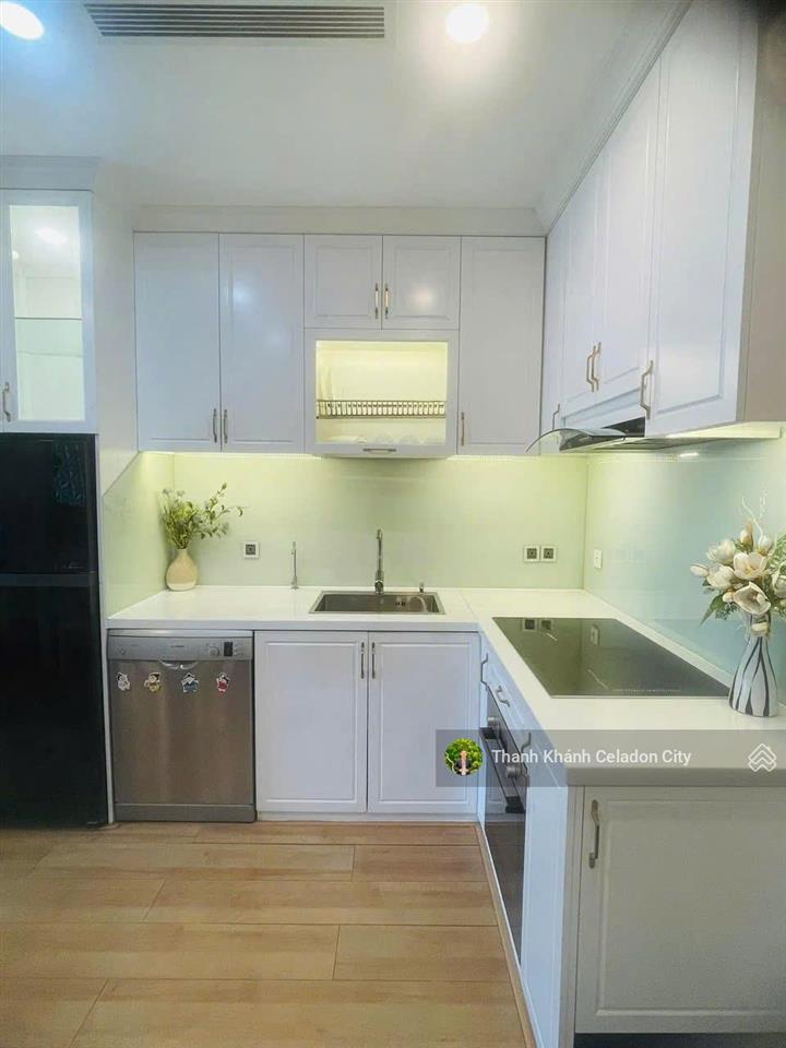 Bán gấp căn 2pn, 2wc, 1 ban công, 71m2 khu emerald celadon city tân phú, 5tỷ8 view hồ, đông nam