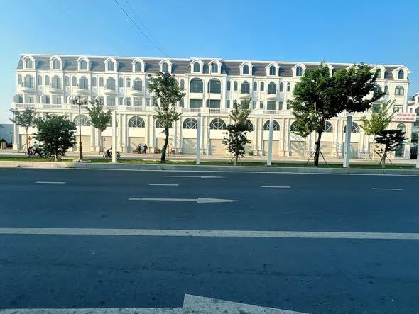 Bán nhà mặt tiền đại lộ đông tây 1 trệt 4 lầu đã có sổ hồng