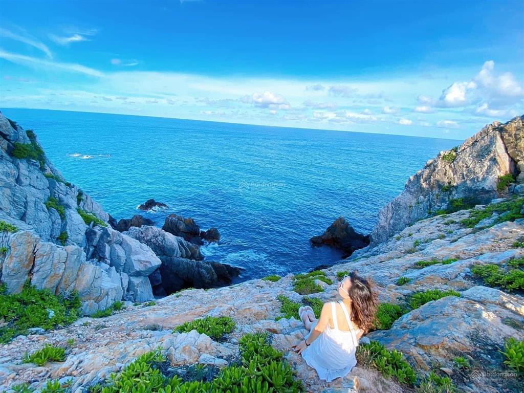 Bán mảnh đất vàng hàm cá mập sơn hào trươc mặt là bãi tắm sơn hào tuyệt đẹp