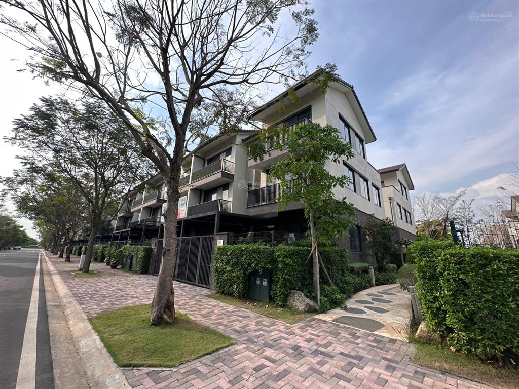 Chủ cần tiền cần bán gấp nhà phố vườn 2 lầu vị trí đẹp chỉ 4.7 tỷ, 0933 068 *** mr. đạt