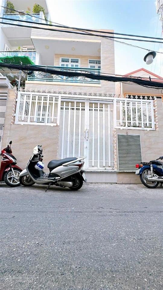 Nhà xây mới 2 tầng, diện tích 84 m2, hẻm xe hơi rộng rãi đường đoàn văn bơ, nội ngoại thất cao cấp.