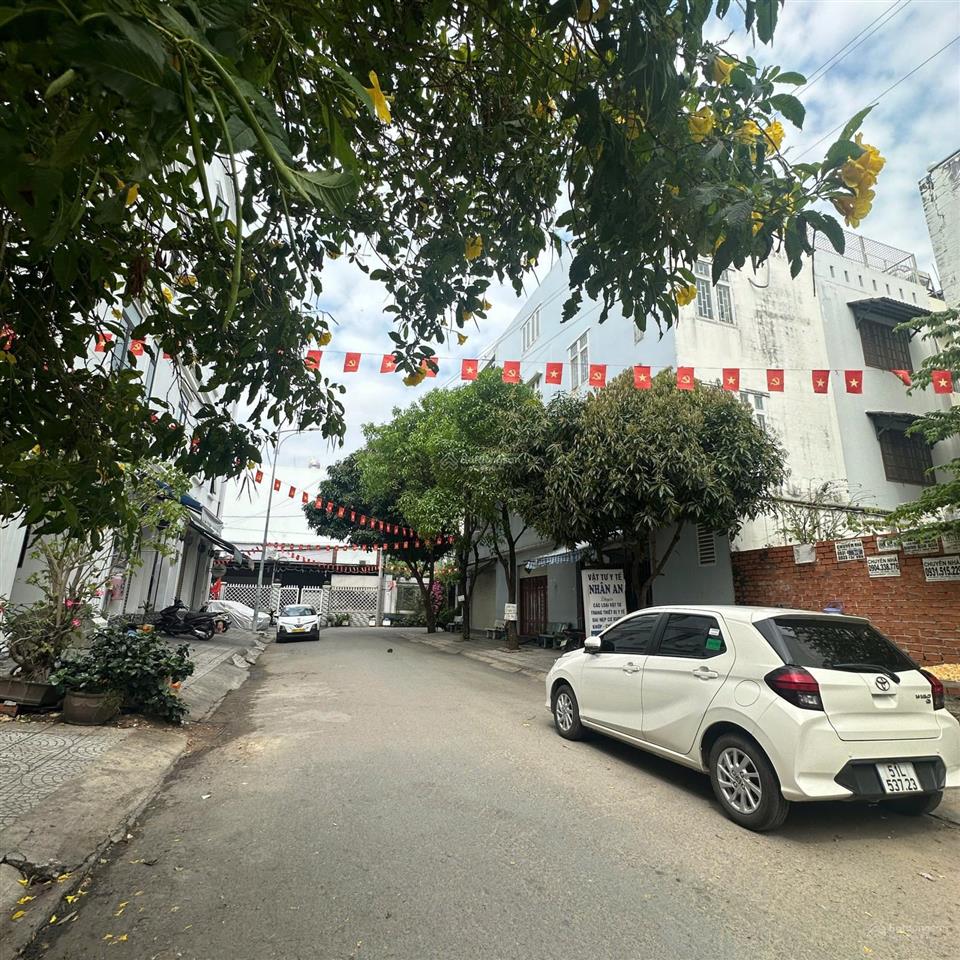 Đất đẹp có công viên trước nhà chỉ 11,5 tỷ. đường xe hơi tránh nhau ngay bv lê văn thịnh