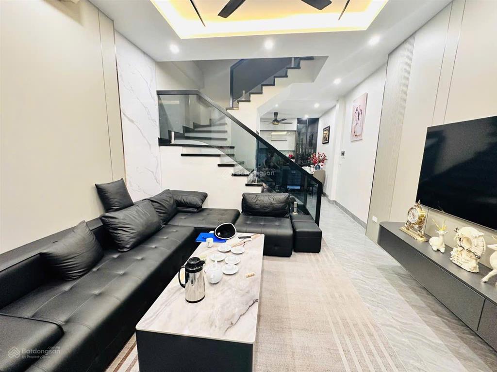 Ngộp bank hơn 8 tỷ nhà 55m2 5 tầng dân xây cực đẹp tại phố vip chu huy mân long biên