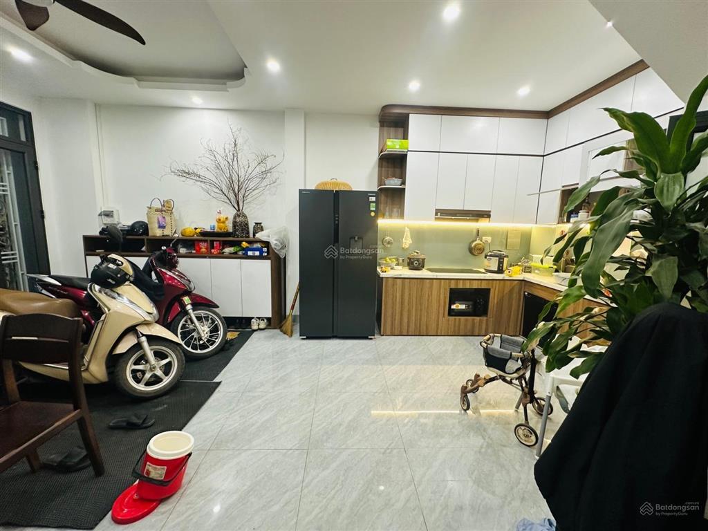 Bán căn dt 40m2, nhà 5 tầng, giá 6 tỷ 300 phường thượng cát, đủ nội thất, ngõ rộng, 30m ô tô tránh