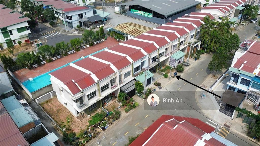 Bán căn liên kế vườn, view hồ bơi kđt oasis, 70m2 full thổ cư, sổ hồng, dân cư ở đông, giá 1,7 tỷ