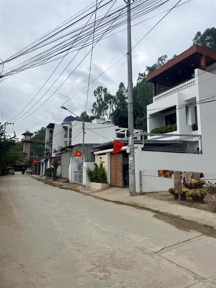 Bán nhà xuất cảnh dt 220m2 3tầng 4pn ôtô vào nhà vĩnh hải nha trang chỉ 5tỷ5(biển 1,5km)