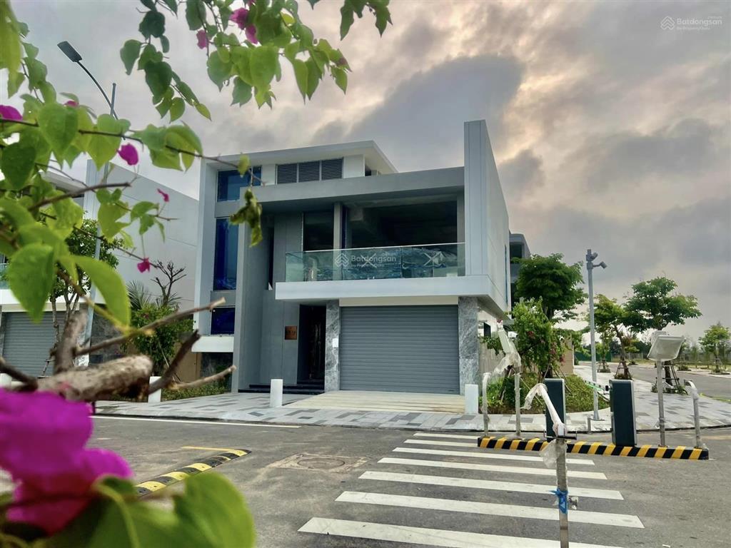 Biệt thự siêu rộng, siêu đẹp view sông cổ cò cạnh 2 sân golf lớn cho thuê 160 triệu/tháng.