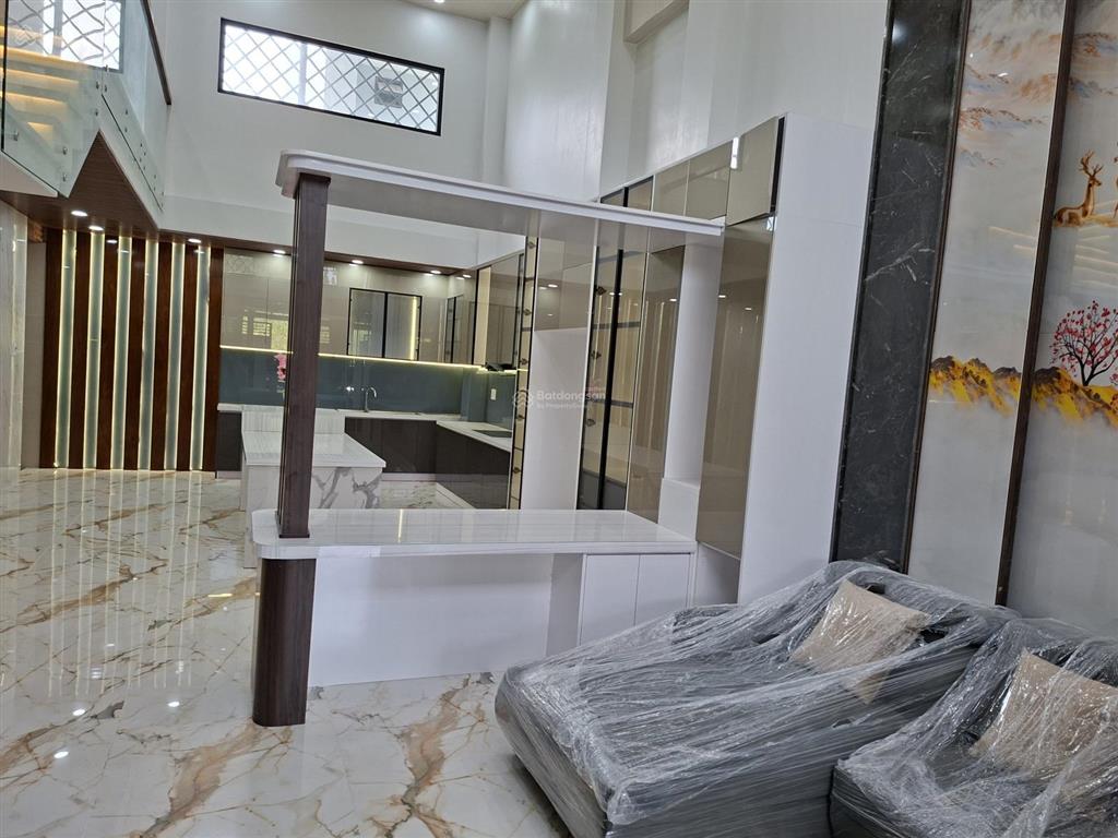 Cần bán nhà 1 trệt, 1 lửng, 2 lầu, sân thượng có hồ bơi, thang máy tại nguyễn văn tạo, nhà bè