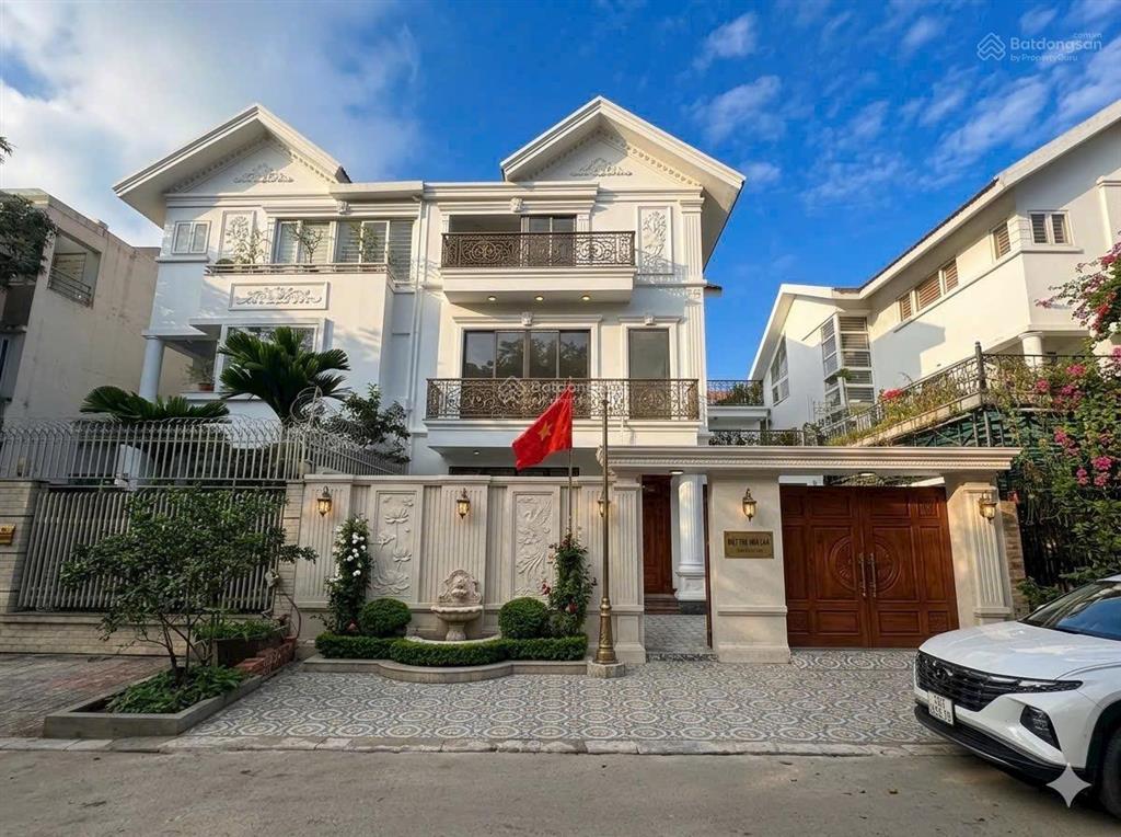 Gia chủ cần bán bt 200m, mt 11m, 3.5 tầng. có thang máy. full nội thất. vị trí đẹp hiếm nhà bán.