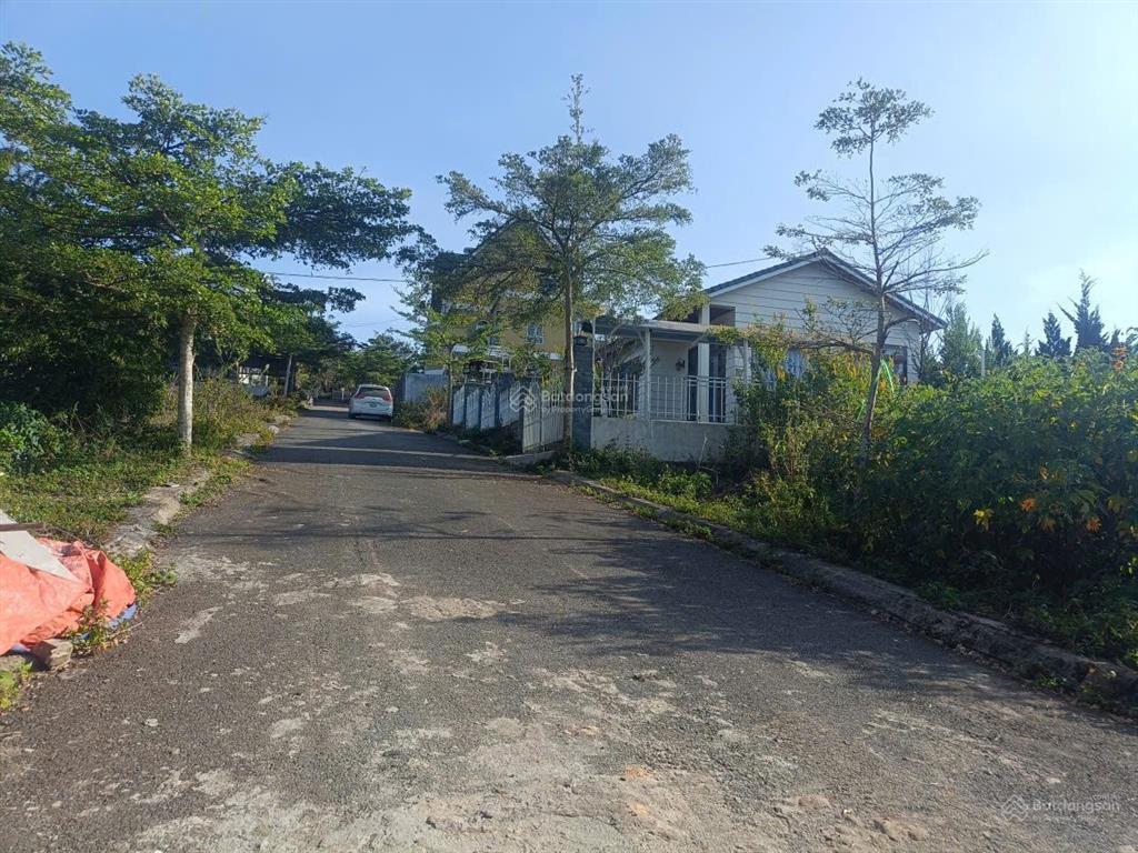 Đất biệt thự view rừng thông, đường măng lin, đà lạt. dt 200m2, đường ô tô. cách hxh 8km. 2.5 tỷ