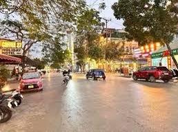 Mặt đường văn cao, vị trí cực đẹp, 90m2 mt 4.5m, nhà 5tầng, ko lỗi lầm, chủ thiện chí giá 18.4tỷ