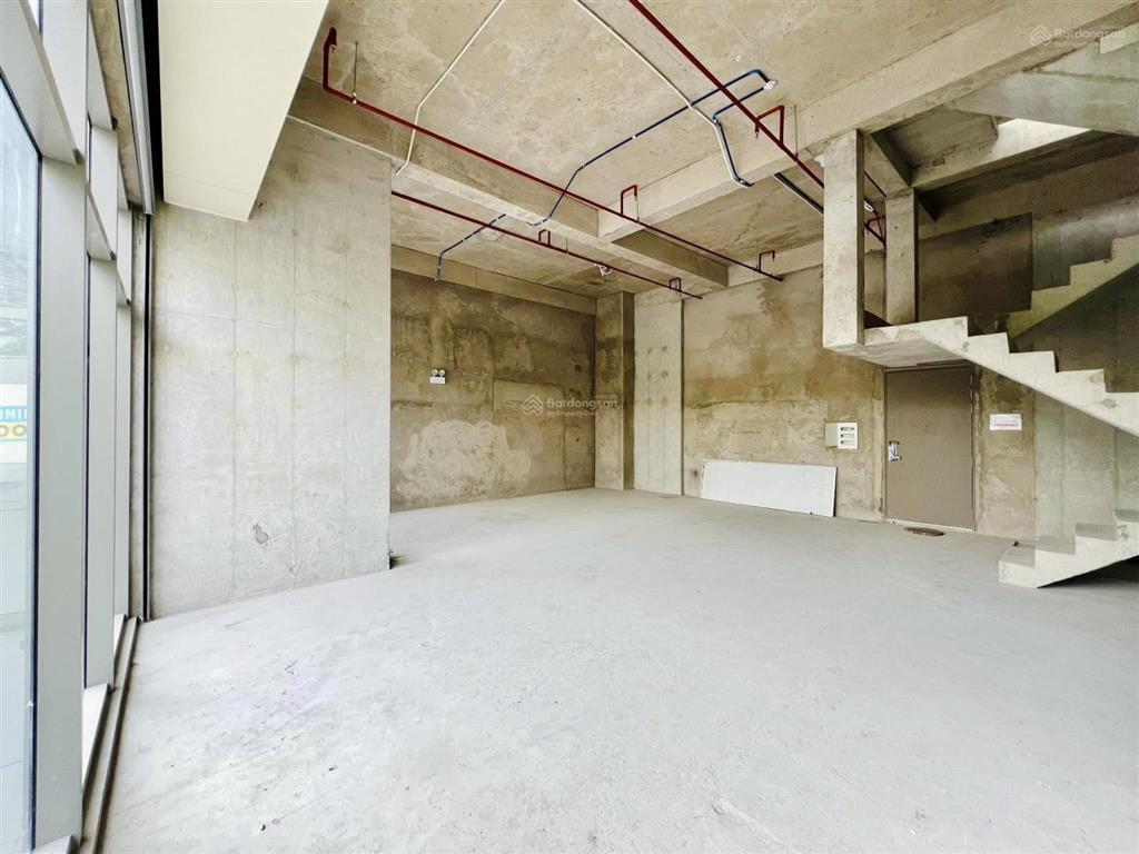 Sổ hồng sang nhượng shophouse 104.1m2 kinh doanh sầm uất, cho thuê 20tr/th. ngay 0936 551 ***