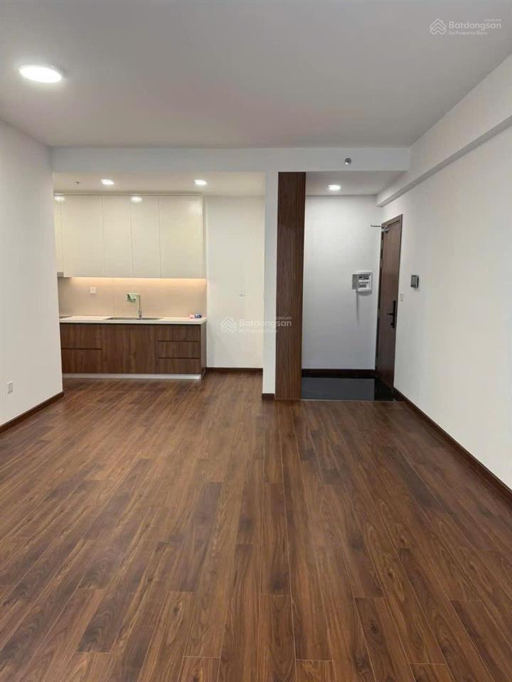 Căn góc 3pn aka neo tầng cao view thoáng, nội thất cơ bản, có hđ thuê 15tr/tháng. 0931 118 ***