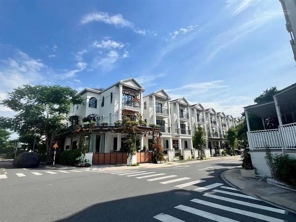 Bán biệt thự nine south estates căn góc full nội thất dt 140m², hướng bắc, sổ cầm tay, giá 27tỷ tl