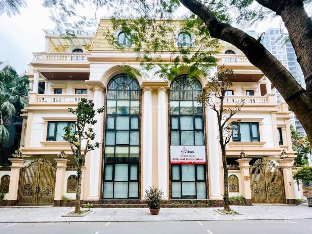 Chính chủ gửi bán biệt thự vườn đào lạc long quân 236m2,5 tầng,mt15m.giá122tỷ.0888 999 ***
