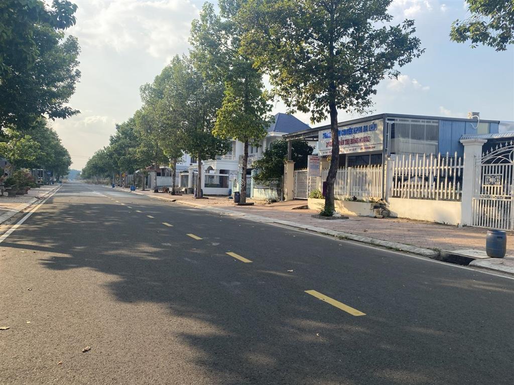 Hot! chủ ngộp cần ra gấp lô đất 10x21.5m full thổ cư sát ql13 giá mềm cực sốc