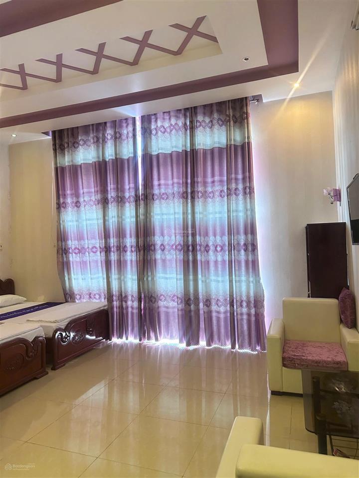 Khách sạn 2sao có 25 phòng và 4phòng karaoke cùng sảnh lớn phòng khách và sân bãi rộng 200m2