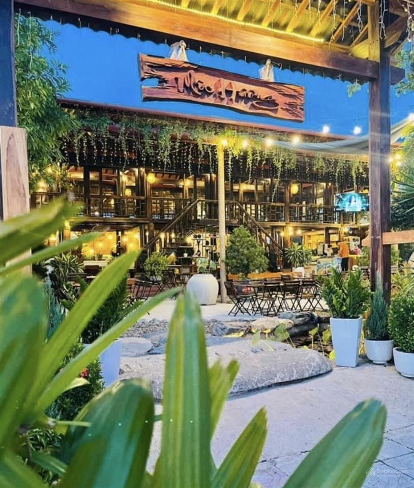 Bán biệt thự 13,xxtỷ đang kinh doanh quán cà phê, có dòng tiền, ngay vị trí đắc địa bậc nhất