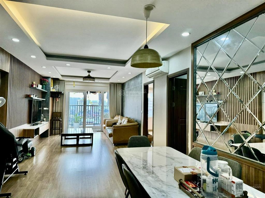 Chính chủ cần bán gấp căn 2pn tầng trung view đẹp có slot xe ô tô giá bán 7.8 tỷ call 0967 175 ***