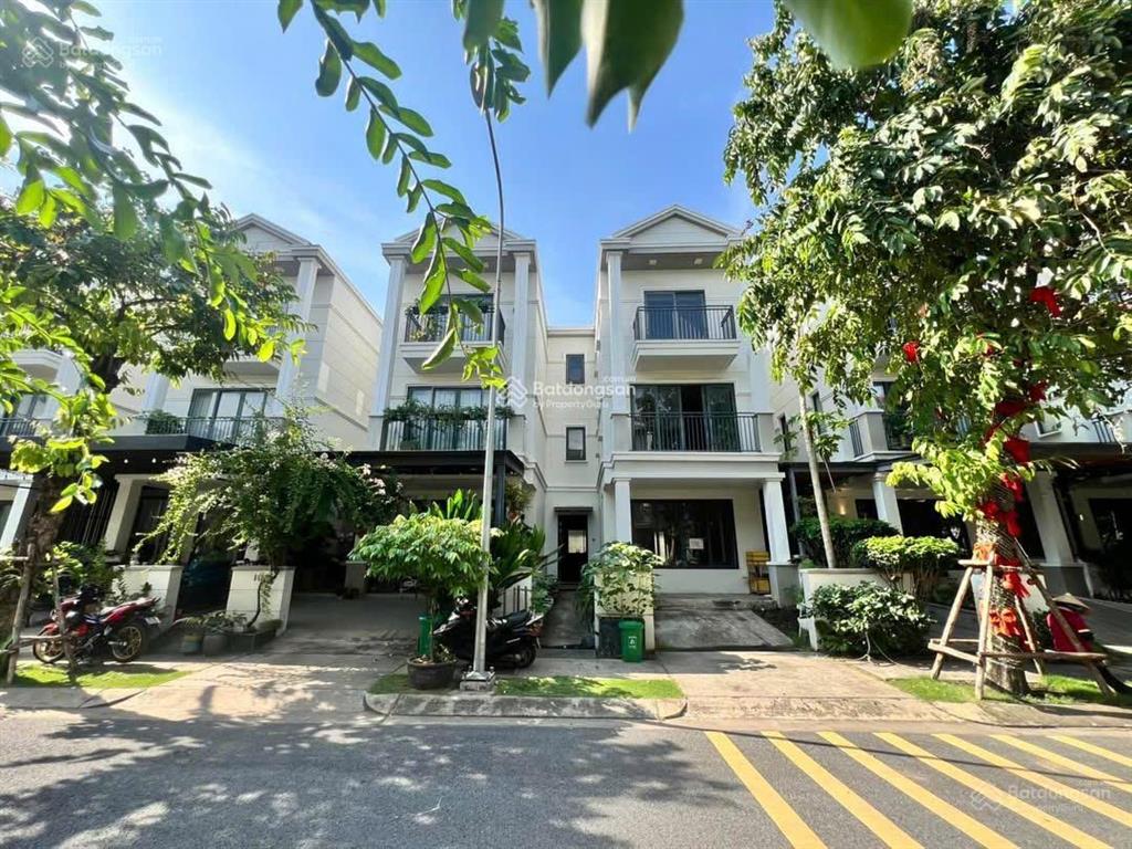 Chính chủ cần bán nhanh nhà phố nine south. dt 7x20 giá 16ty5. 0938 399 ***.