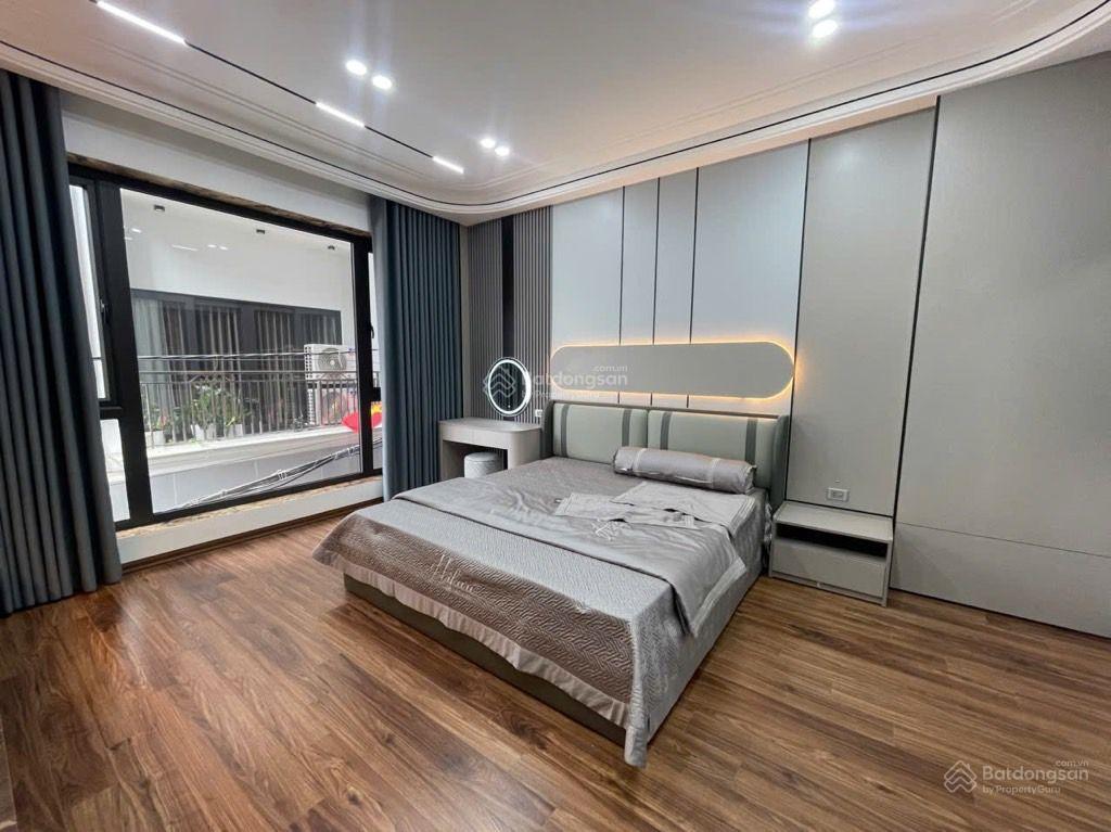 Nhà mới 8 tầng thang máy xịn full nội thất gara 2 ô tô gần phố.