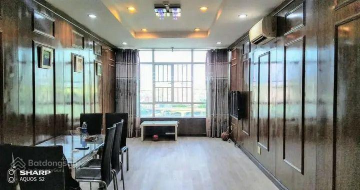 Căn hộ lô a lầu tầm trung view sông, nhìn cầu kênh tẻ ngắm pháo bông