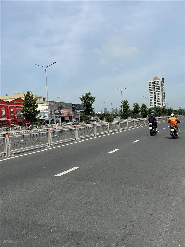 Bán nhà mặt tiền nguyễn văn linh, quận 7. diện tích 10 dài 30m, có nhà 1 trệt 1 lầu. giá bán 38 tỷ
