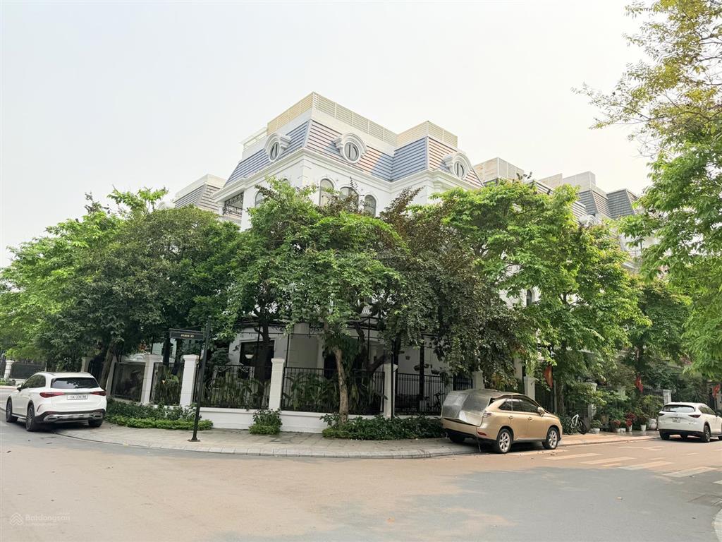 Chính chủ gửi bán bt đơn lập góc paris 247m2 full nội thất có thang máy vinhomes imperia. 40.5 tỷ
