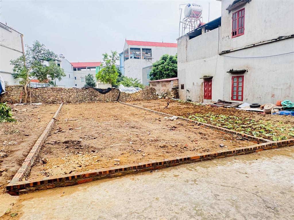 Chính chủ cần bán gấp lô đất sát vòng xuyến phật tích giá 2,350 tỷ. cc 0967 608 ***