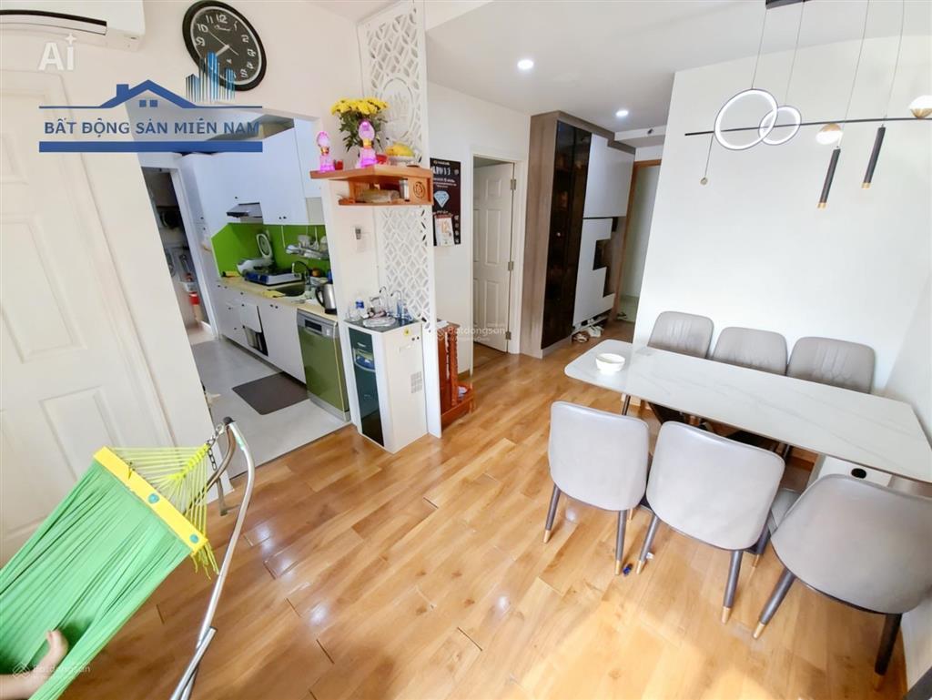 Căn 2pn block mới, ban công hướng đông, nhà đầy đủ nội thất. vị trí đẹp và hiếm căn bán.