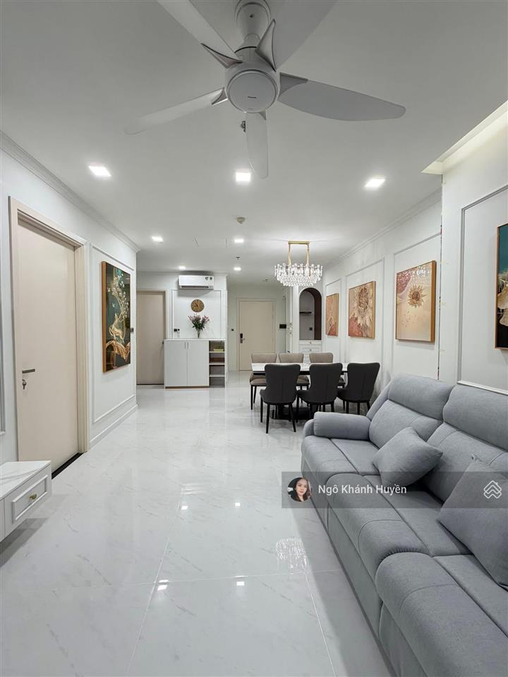 Bán gấp 2 phòng ngủ vinhomes 92m2 cực thoáng đã có sổ hồng. 0901 692 ***
