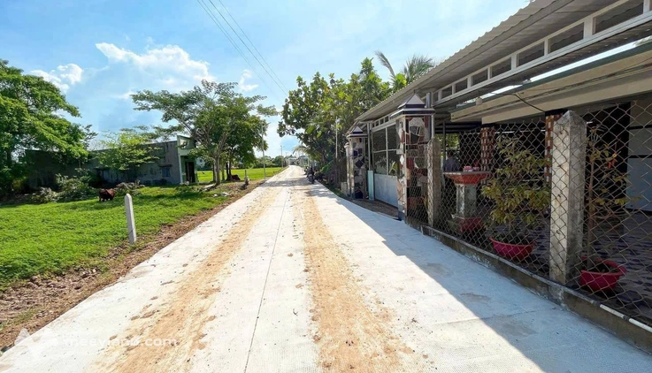 Bán lô đất 100m2 - giá chỉ 10 triệu/m2 gần dự án Vinhome - gọi cho em xem đất