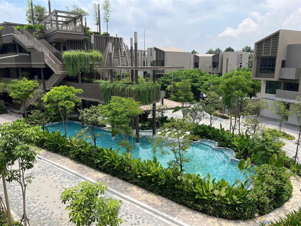 Chủ đi nước ngoài, nhượng lại căn song lập giá cực tốt, đối diện công viên. 0902 746 ***