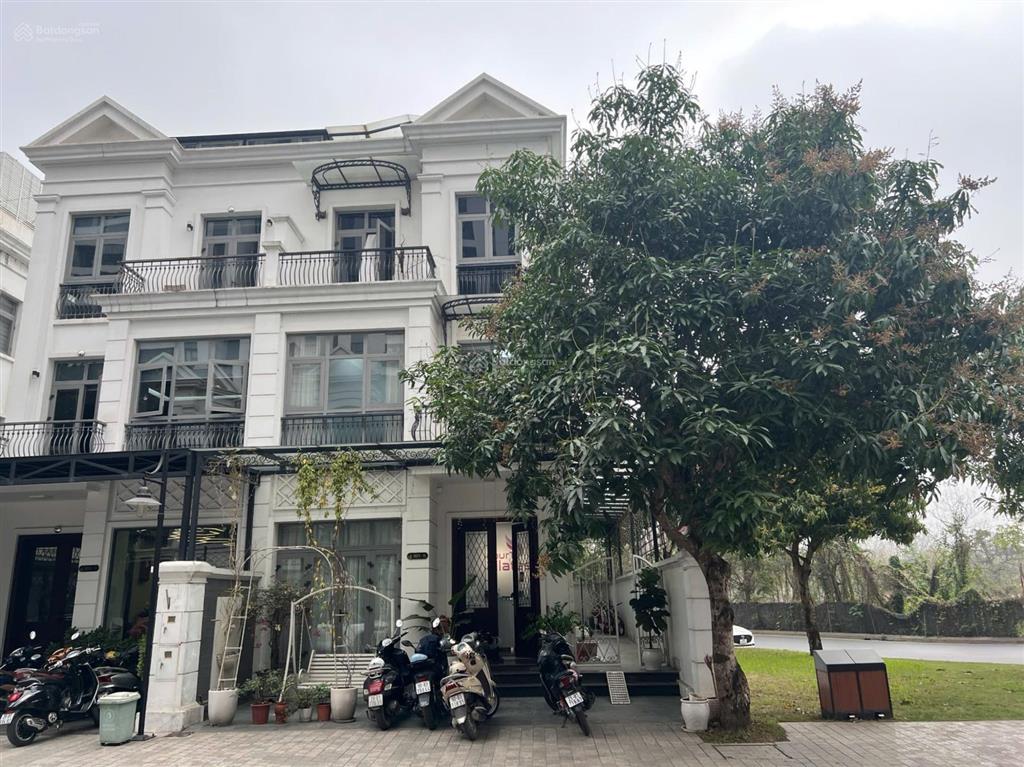 Chính chủ gửi bán biệt thự vinhomes riverside 176m2 3 thoáng giá đt 54 tỷ dòng tiền thang máy