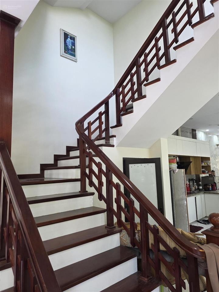 Nhà 2 mặt tiền, nội thất cao cấp, hồ koi, sân vườn, nhà như mới