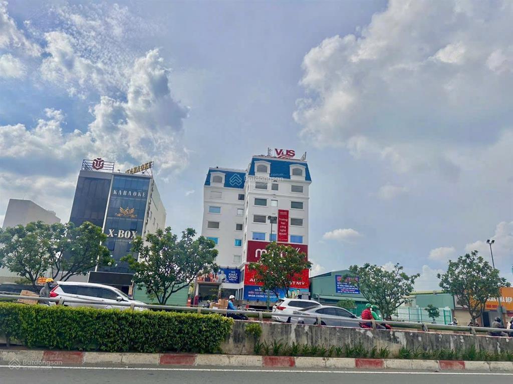 Bán đất 730m2 mt phạm văn đồng đối diện tttm gigamall. gpxd hầm + 12 tầng giá 97 tỷ