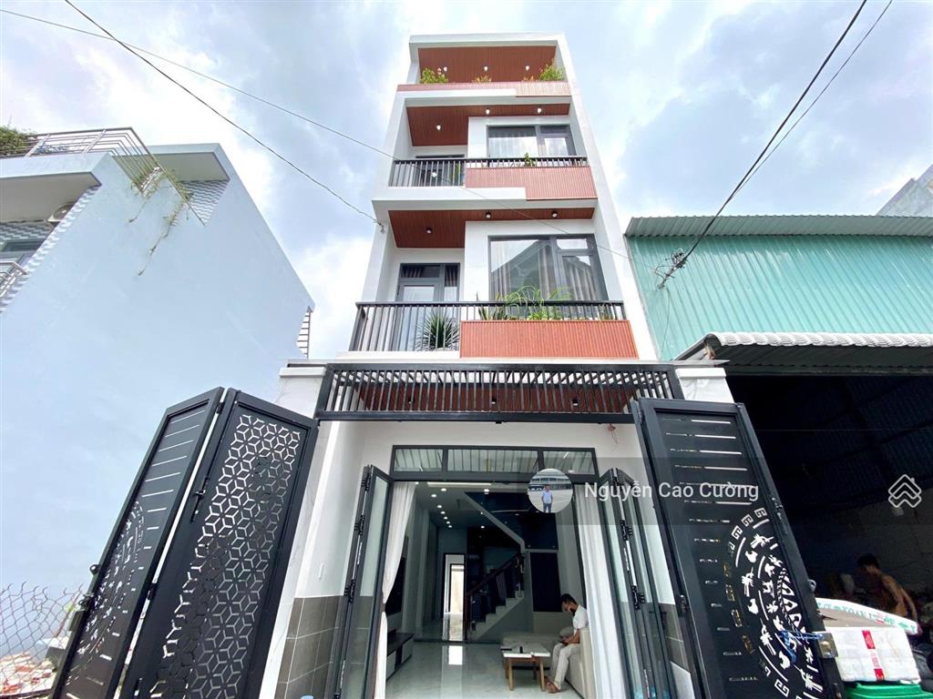 Bán nhà 1 trệt 3 lầu, hẻm 5m, 1/ hiệp thành 13 gần chợ, có sân vườn, có phòng ngủ dưới