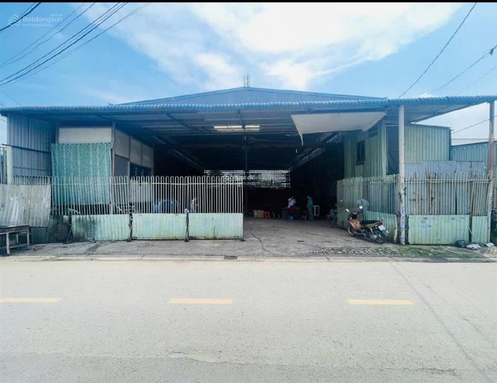 Bán đất + xưởng 650m. 18m x 36m gần sát quốc lộ 1a. mặt tiền thông xe tải. giá tốt chủ cần bán