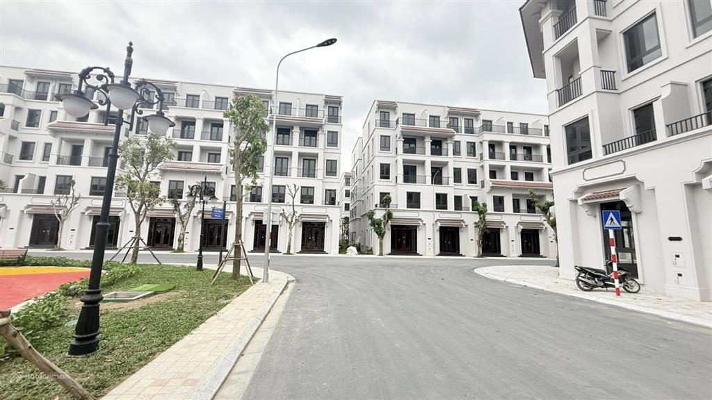 Viễn đông 75m2 hướng đông nam dãy 1 sát hồ 0929 725 ***