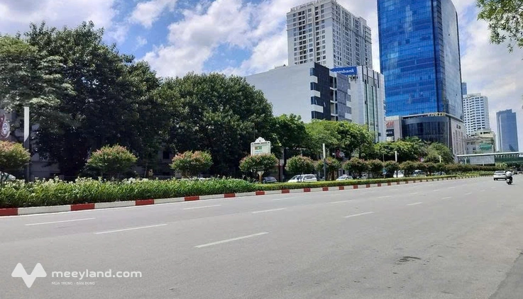 Bán nhà mặt phố Nguyễn Chí Thanh, Đống Đa, vị trí đắc địa, cho thuê 100 triệu