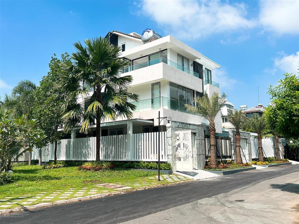 Bán nhà biệt thự ,căn góc công viên khu nam thông, đường lớn số 22,phú mỹ hưng ,dt198m2 giá 68 tỷ