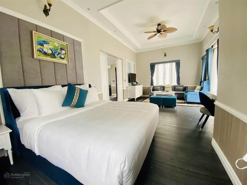 Biệt thự vườn vua 280m² full nội thất, view hồ sen, bể bơi riêng, 2pn, giá hơn 4 tỷ, đầu tư tốt